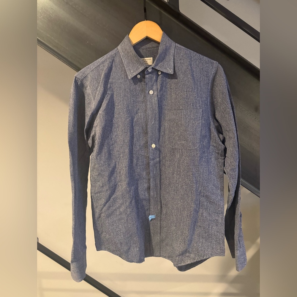 Club Monaco button down, long sleeve, newly dry cleaned. Size S.